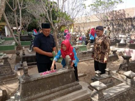 Upacara dan Ziarah Puncak Acara Kegiatan HUT RI Jetis IV